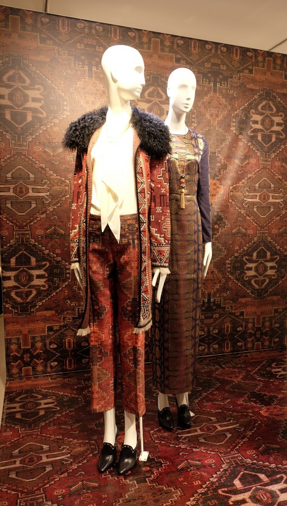 Apropos Tory Burch Schaufenster Dekoration, Tory Burch windowdisplay, Lieblingsstil, Tory Burch Marrakesh, Tory Burch Kelim, 1