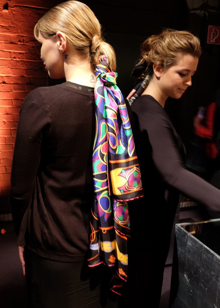 Hermestücher im Haar, Friseur mit Seidentuch, Frisur mit Tuch, megatrend Frisur, trendy Frrisur Hermès, Lieblingsstil,1