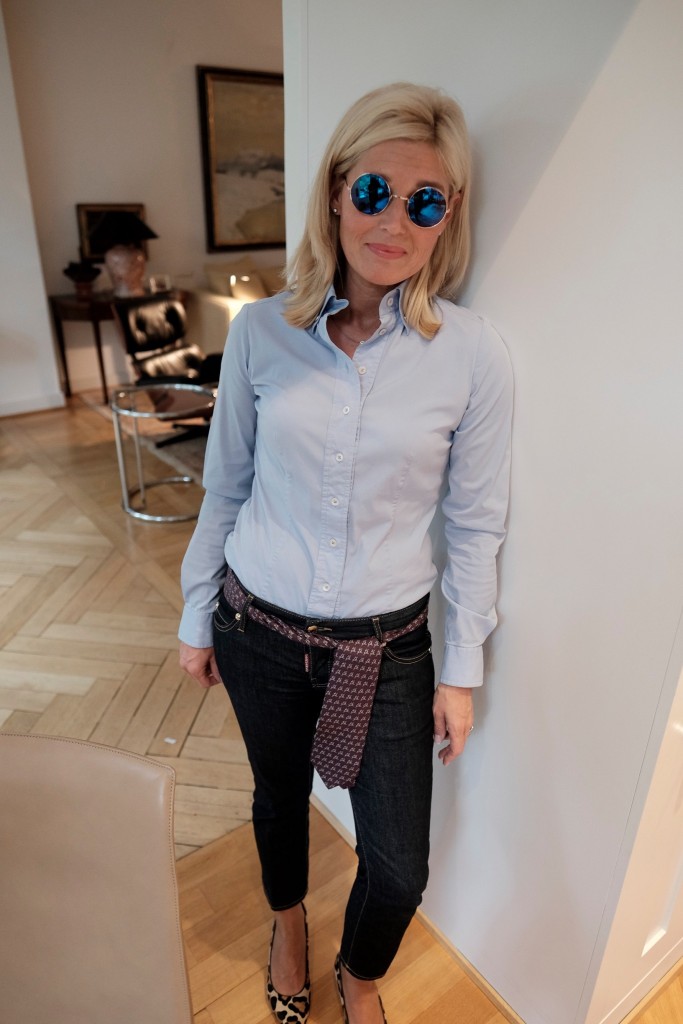 Krawatte für Frauen, Krawatte für die Hüfte, Dsquared Jeans, hellblaues Hemd, Unützer Leo Schuhe, Lieblingsstil, Petra Dieners