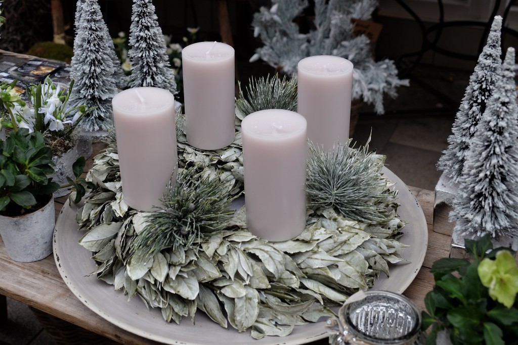 Adventskranz natur grau, Bergine Blumen, Lieblingsstil