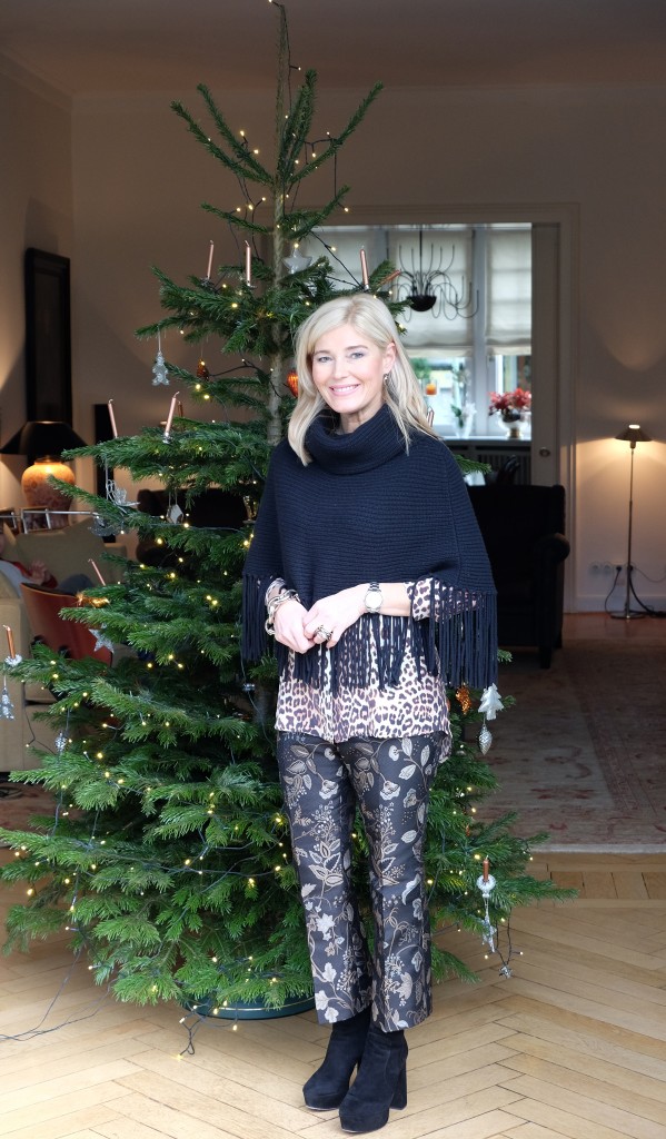 Merry-Christmas,-Fashionblog-Lieblingsstil,-Modeblog-Lieblingsstil,-Hose-Lieblingsstil,-Stiefel-Gucci,-Cape-Ralpf-Lauren,-Jadicted