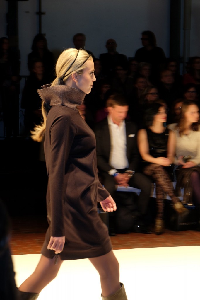Annette Görtz Fashionshow 2016, Modeblog Lieblingsstil, Fashionblog Lieblingsstil, Fashionblogger Lieblingsstil, Modeblogger Lieblingsstil, Kleid mit hohem Kragen