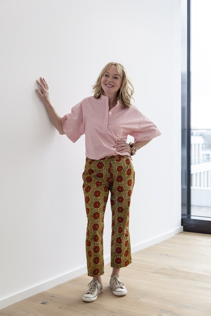 geblümte Sommerhose, Sommerhose Blumen, ausgestelltes Bein, leichte Baumwollhose, gemusterte Hose, Hose gemustert, orange-weiß gestreifte Oversize Bluse, shop.lieblingsstilcom,1 Modeblog Lieblingsstil