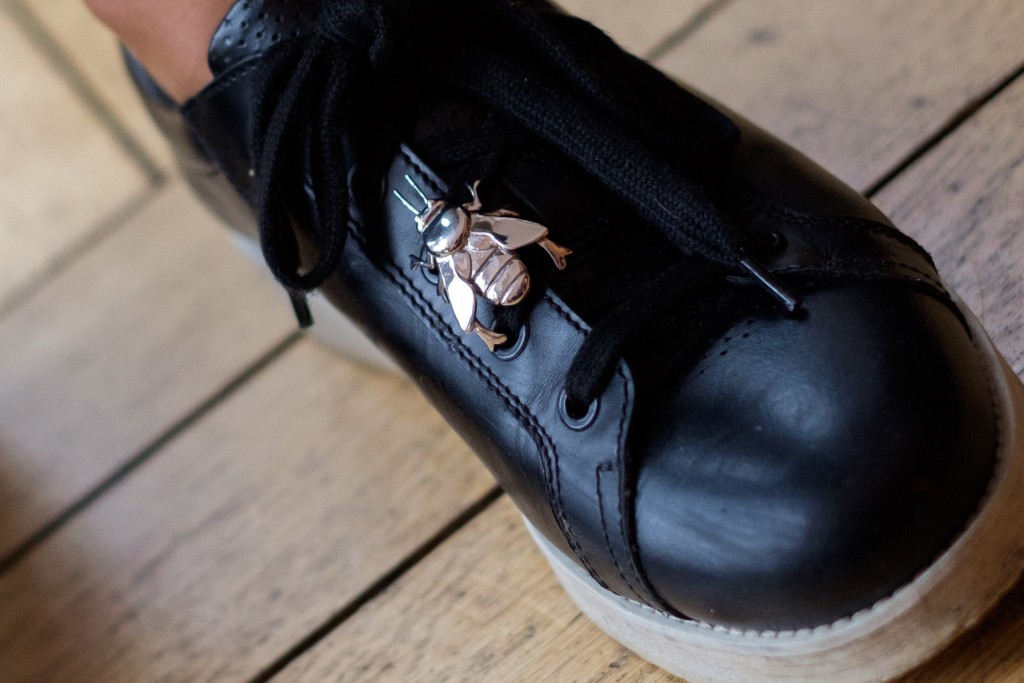 Sneakerschmuck, Sneaker Schmuck, Sneaker Dime, Dime Senaker, Bienenanhänger, Modeblog Lieblingsstil, Fashionblog Lieblingsstil, Fashion Blog Lieblingsstil, Lieblingsaccessoire,1