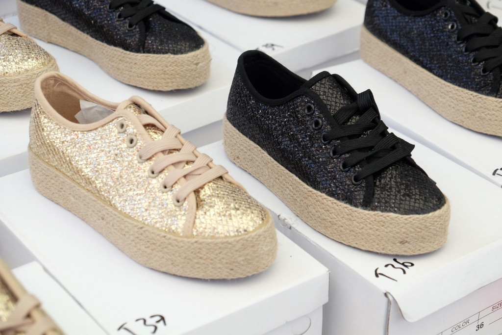 marché St. Tropez, market St. Tropez, sneaker gold, sneaker black metallic, golden sneaker, black metallic sneaker, Markt St. Tropez, Fashion Blog Lieblingsstil