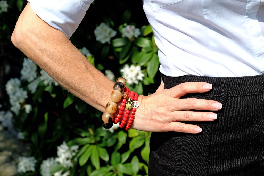 Accessoires-rot,-rote-Perlenarmbänder,-Modeblog-Lieblingsstil,-Fashionblog-Lieblingsstil,-Lifestlye-Blog-Lieblingsstil