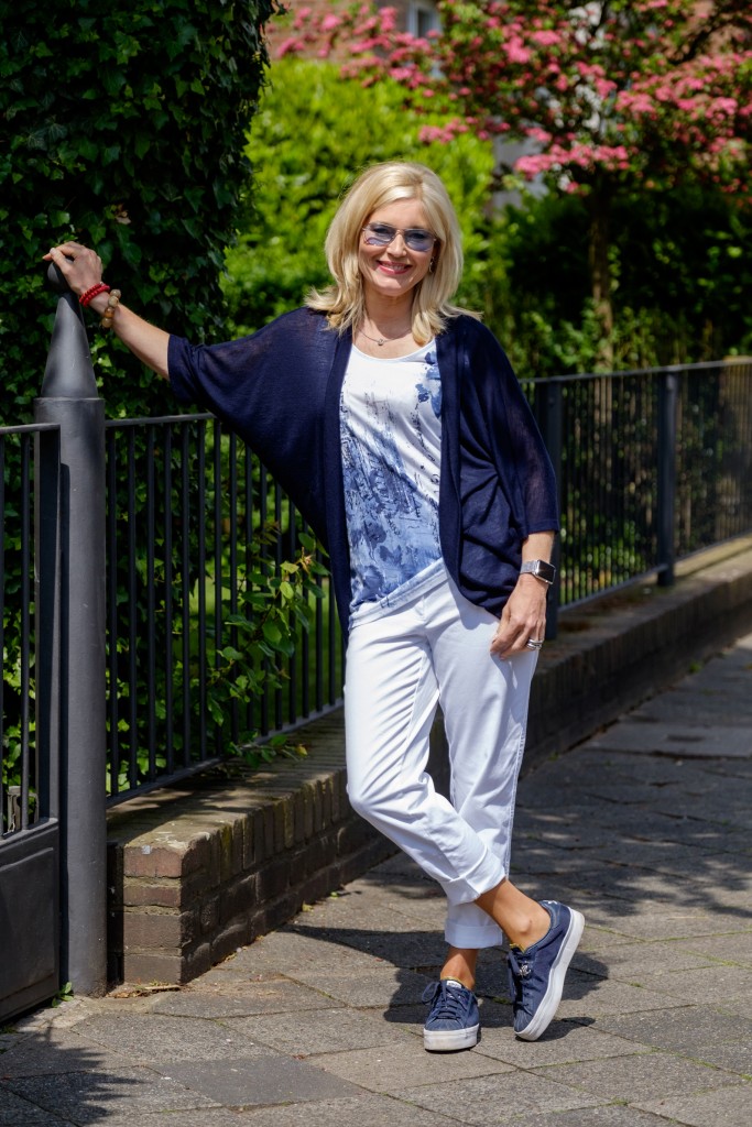Gina Laura, Modeblog, Fashionblog, Fashion Blog, Strickjacke blau O Form, Top beidseitig bedruckt, Lieblingsstil