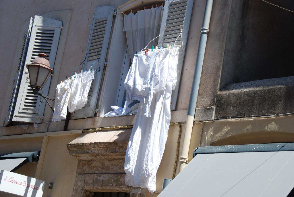 Impressionen St. Tropez, Wäsche trocknen St. Tropez, weiße Wäsche, Lifestyle Blog Lieblingsstil, Lifestyleblog Lieblingsstil