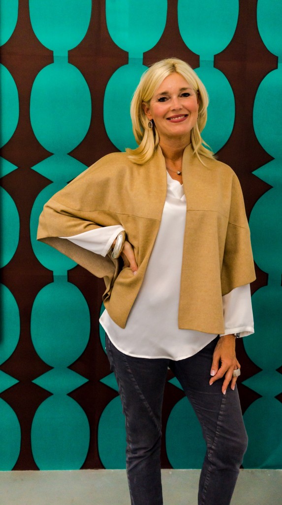 cashgora-jacke-poncho-jacke-capejacke-poncho-jacke-laessige-jacke-coole-jacke-buerolieblingsstil-kollektion-lieblingsstil