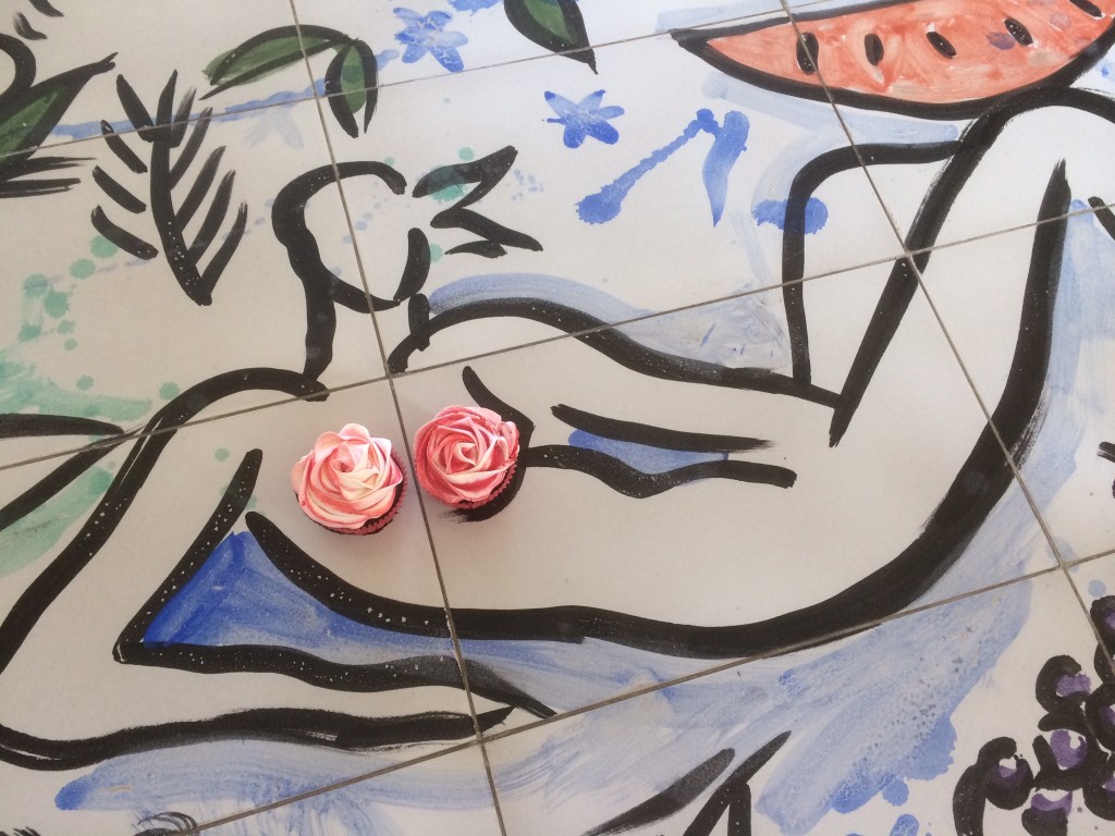 Eva Szczesny Backkunst, außergewöhnliche Backkunst, Hochzeitstorte Rosen. Cupcake Rose, Lifestyleblog, Lieblingsstil
