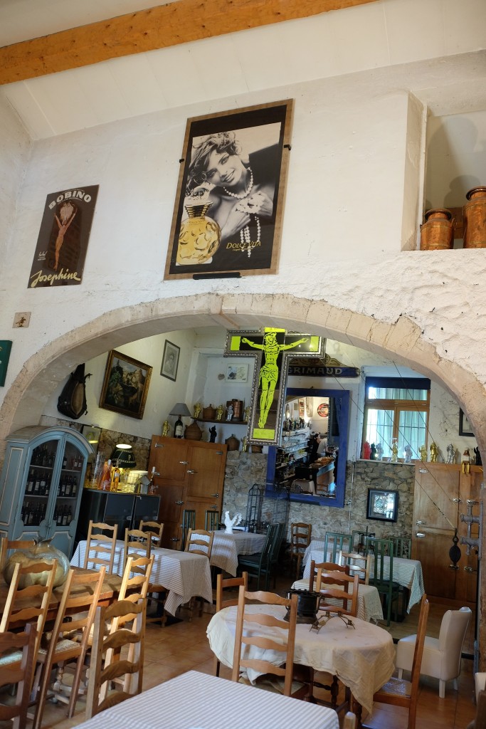 le-jas-des-roberts-robert-restaurant-grimaud-antikmarkt-grimaud-troedelmarkt-grimaud-lifestyle-blog-fashionblog-lieblingsstil