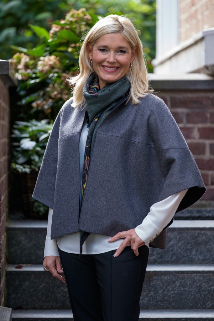 tuch-jickie-myjackety-grau-pumps-kariert-schuhe-kariert-modeblog-ue40-fashionblog-lieblingsstil-com-petra-dieners