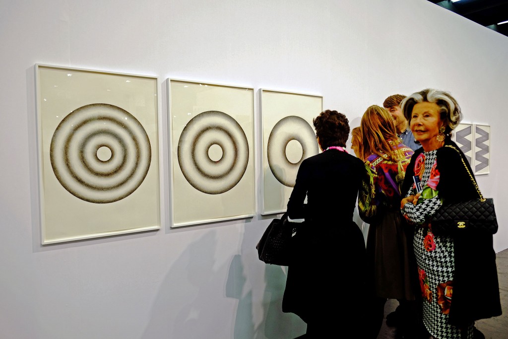 philippvonrosengalerie-ignacio-uriarte-kuenstler-christina-sieger-clogne-fine-art-ladies-champagner-empfang-lieblingsstil