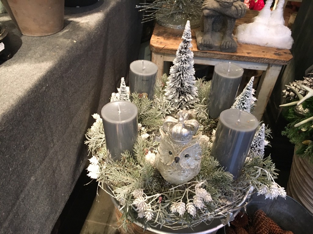 grauer-adventskranz-adventskranz-grau-weiss-adventskranz-eule-schoener-adventskranz-toller-adventskranz-blumen-bergine-lieblingsstil-comimg_4807-002