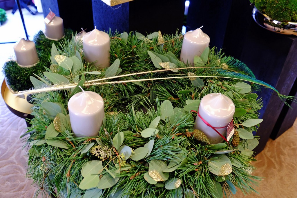 grosser-adventskranz-schlichter-adventskranz-grosse-adventskraenzegrosse-adventsgestecke-edle-weihnachtsdekoration-lieblingsstil-com3
