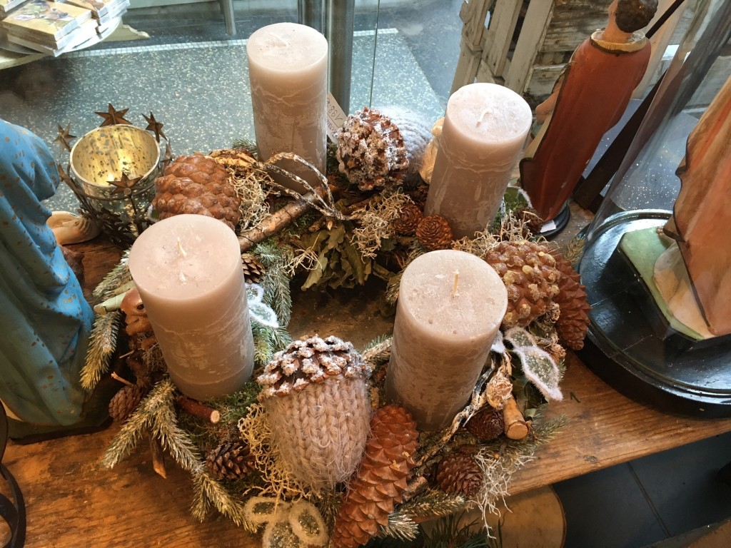natuerlicher-adventskranz-adventskranz-natur-adventskranz-taupe-kreativer-adventskranz-adventskranz-blumen-bergine-lieblingsstil-com-img_4820-002