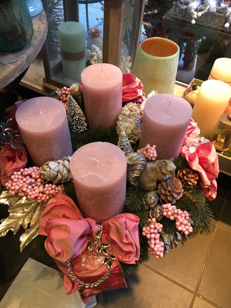 rosa-adventskranz-adventskranz-rosa-pink-kreativer-adventskranz-toller-adventskranz-adventskranz-blumen-bergine-lieblingsstil-comimg_4811-002