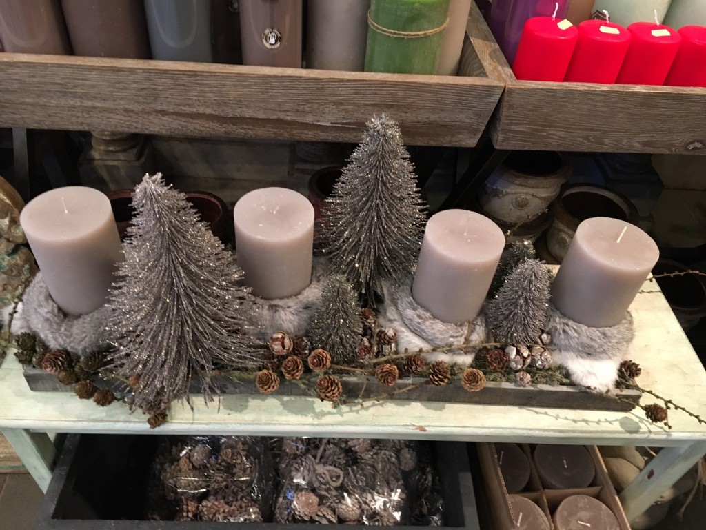 tolles-adventsgesteck-creatives-adventsgesteck-adventsgesteck-taupe-langes-adventsgesteck-blumen-bergine-lieblingsstil-comimg_4804-002