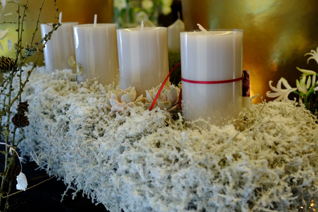 weisses-adventsgesteck-weisser-adventskranz-weisse-adventskraenze-weisse-weihnachtsdekoration-lieblingsstilcom