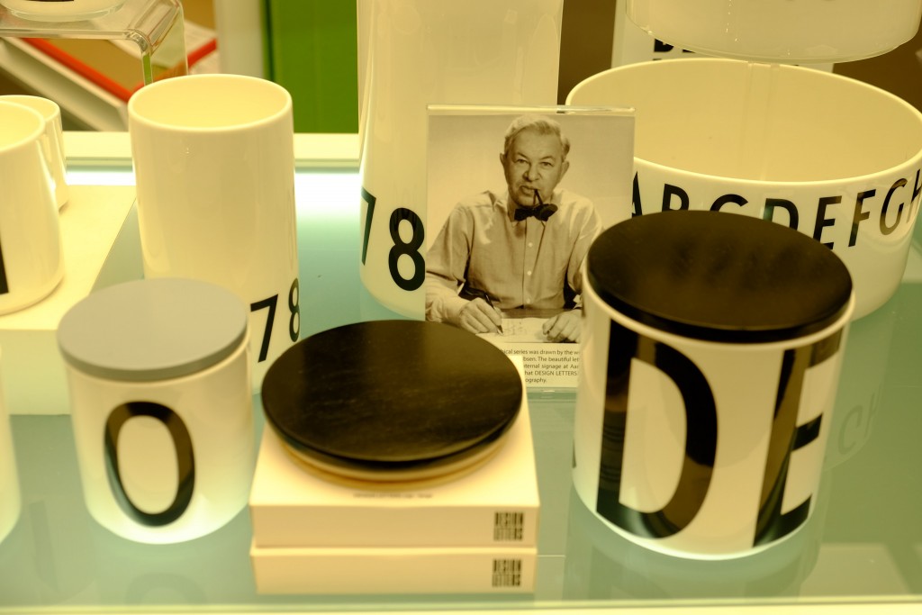 arne-jacobsen-design-letters-design-letters-kafheebecher-modern-kaffeebecher-henkellos-design-letters-dosen-franzen-duesseldorf-lieblingsstil-1-dscf1508