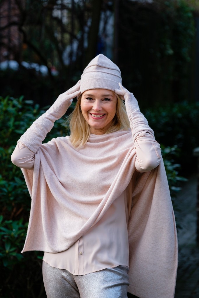 deutsche-modedesigner-de-adrienne-collection-cashmere-adrienne-stark-collection-cashmere-muetze-handschuhe-poncho-lieblingsstil-com_dsf3542
