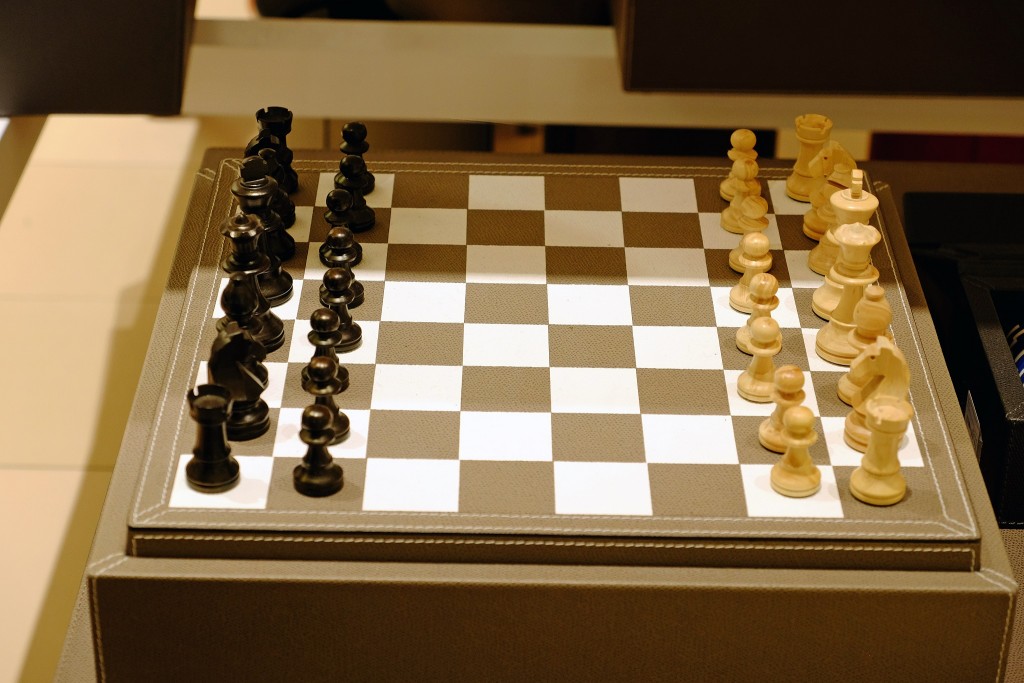schachspiel-leder-hochwertiges-schachspiel-schachspiel-holz-schachspiel-edel-franzen-koenigsallee-franzen-duesseldorf-lieblingsstil-com-dscf1565