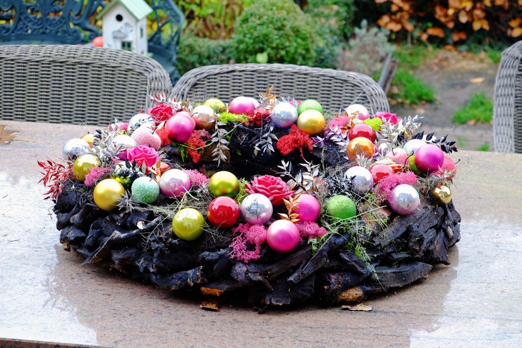 bunter-weihnachtskranz-colourful-christmas-decoration-farbenfroher-adventskranz-fuer-draussen-adventskraunz-fuer-draussen-lieblingsstil-com-dscf2170