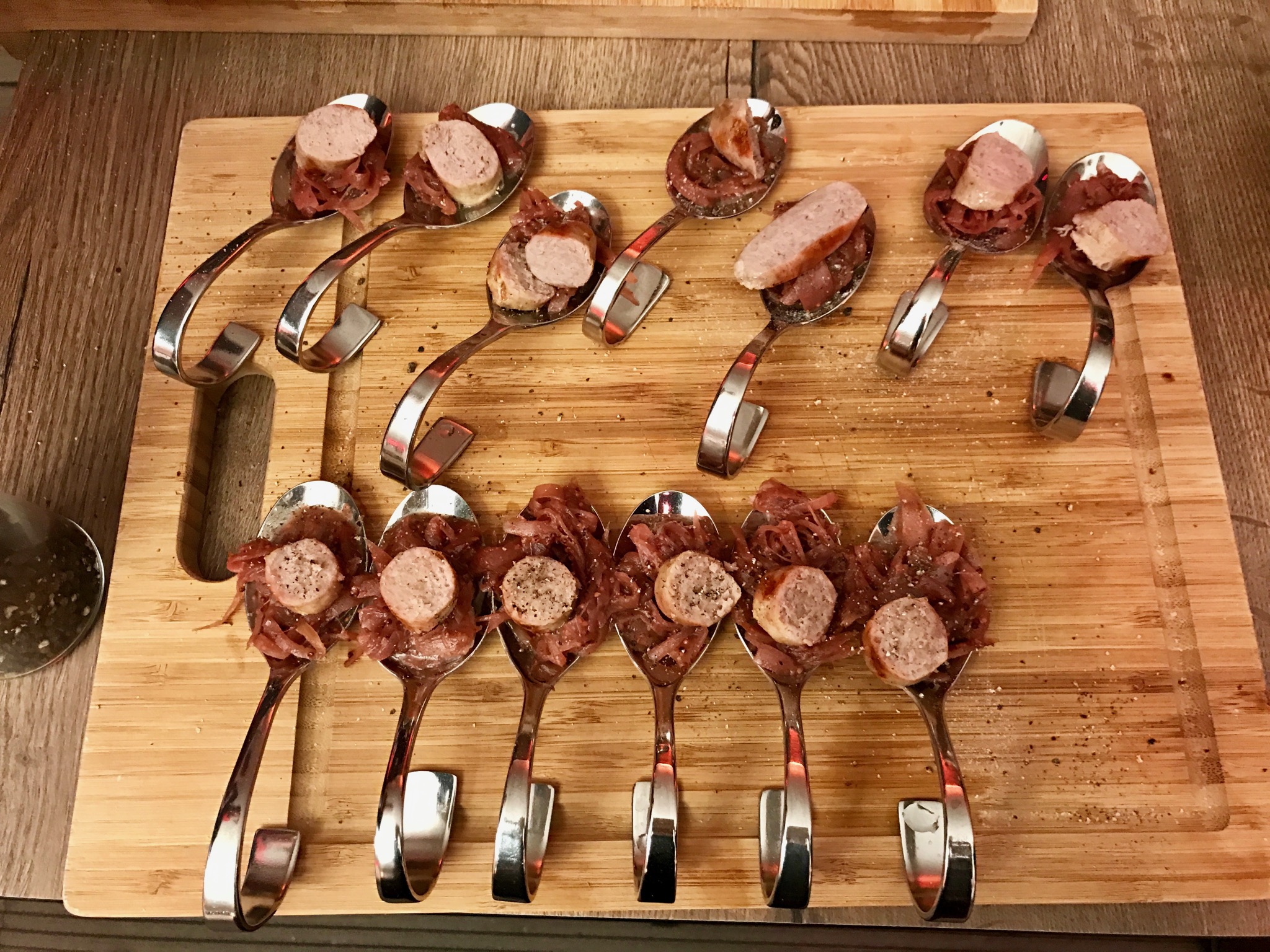Schaffrath Koch & Grill Akademie, Koch & Grill Akademie Schaffrath, Lifestlye Blog, Lieblingsstil.com, Bratwurst auf roten Zwiebeln,