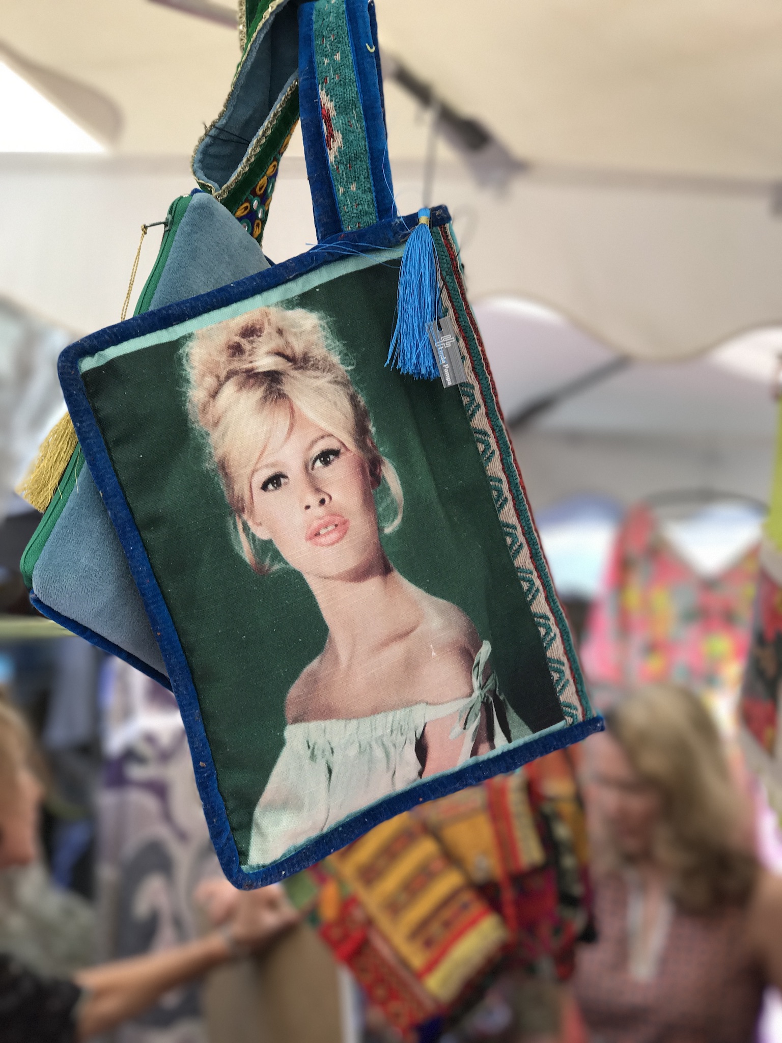 Clutch Samt, Clutch mit Fotobildern in Samt, Clutch Brigitte Bardot, Linda Pampa St. Tropez, Accessoires Trends, Fashion-Blog, Lieblingsstil.com,