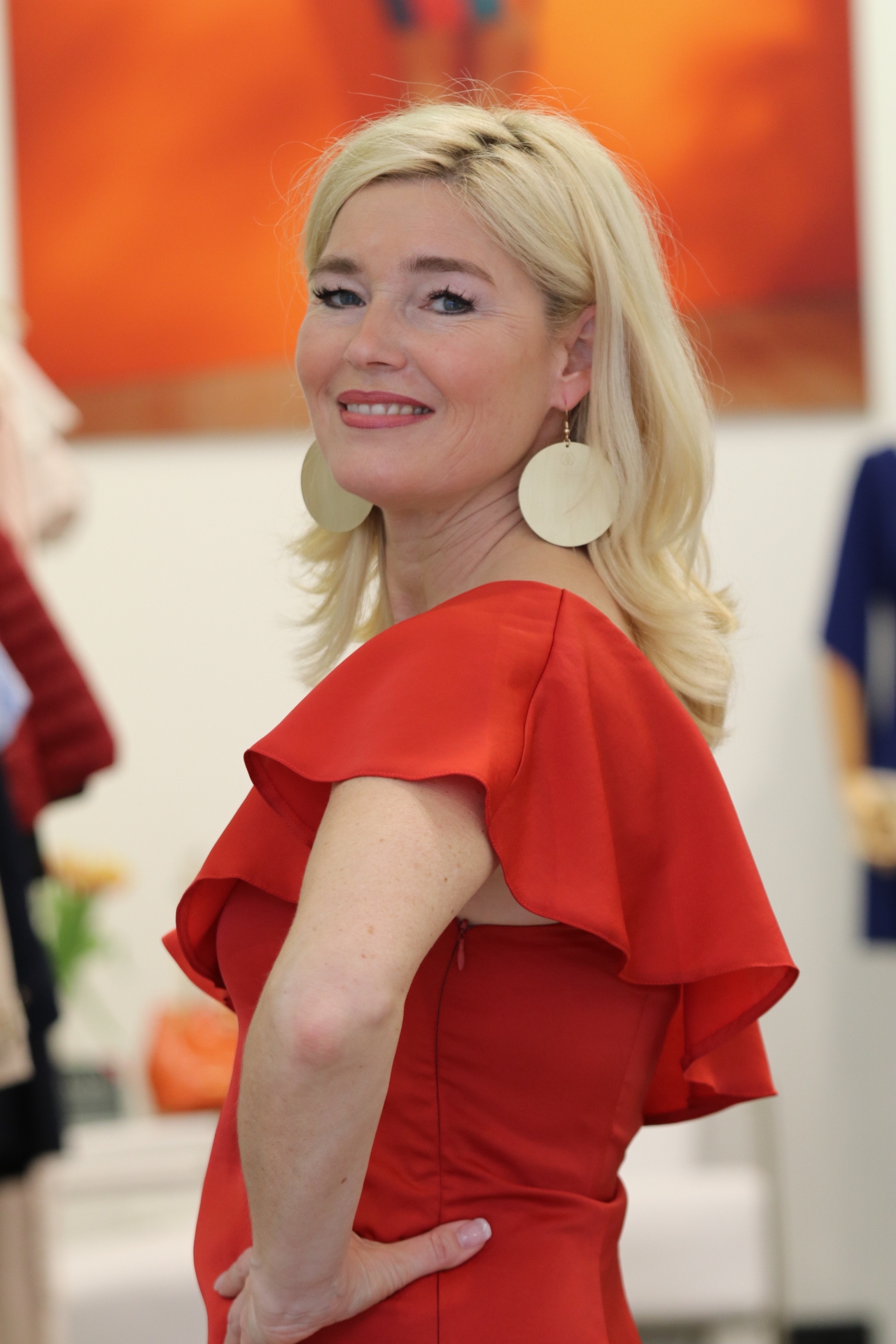 Rotes Kleid eine Schulter frei, schulterfreies rotes Kleid, Cuplé Düsseldorf, CupléDuesseldorf, Cuplé, Fashion-Blog, Lieblingsstil.com,