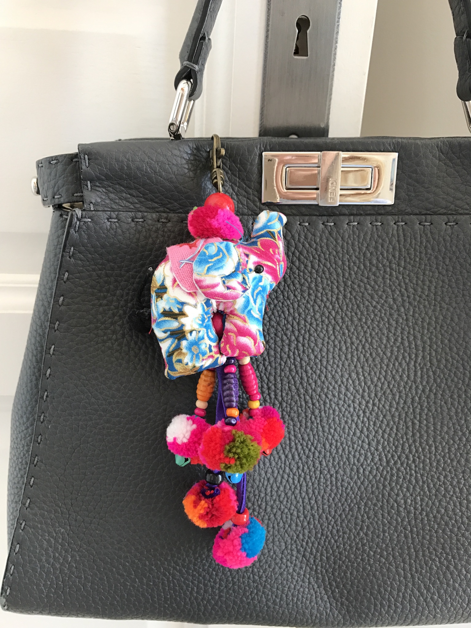 Taschendekoration, Taschenschmuck, Anhänger für Taschen. Taschenanhänger bunt, Accessoire Trends, Fashion-Blog, Lieblingsstil.com