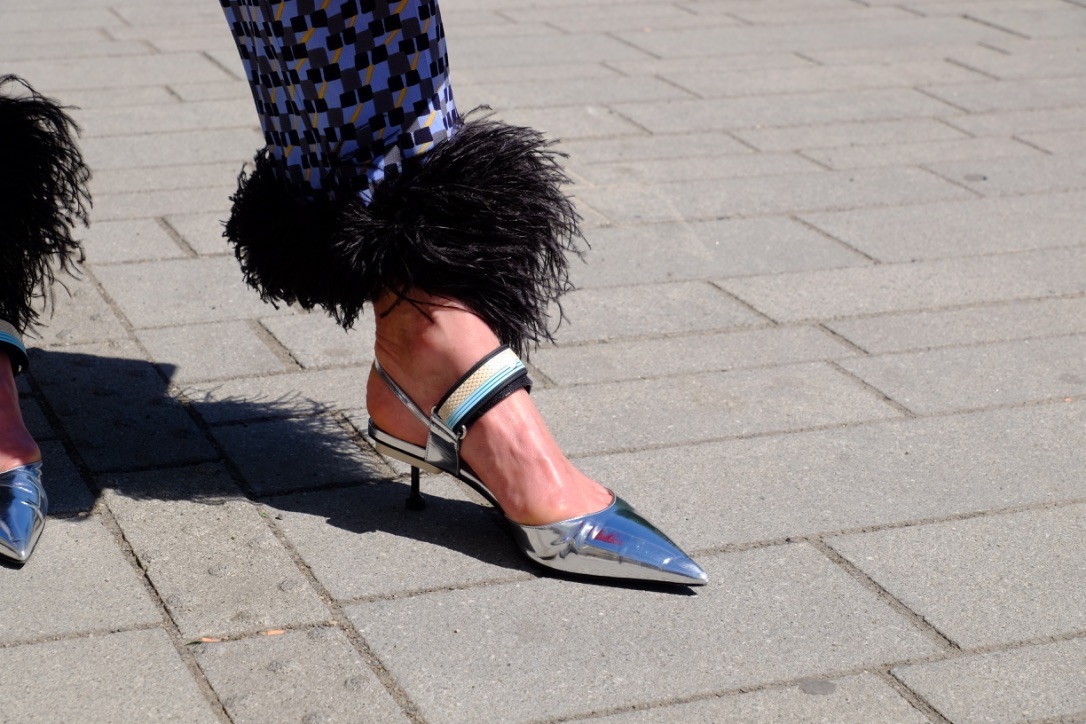 Prada style, Prada Look feather, Prada pants feather, feather pants Prade, Feder Hose Prada, Hose Federn Prada, Fashion-Blog, Lieblingsstil.com,