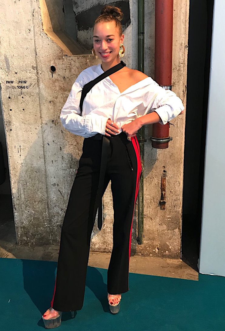 Trackpants zu Wickelbluse, Streetstyle Fashion Week, Kronprinzenpalais Style, Styles Fashion Week, Looks Fashion Week, Fashion-Blog, Lieblingsstil.com,