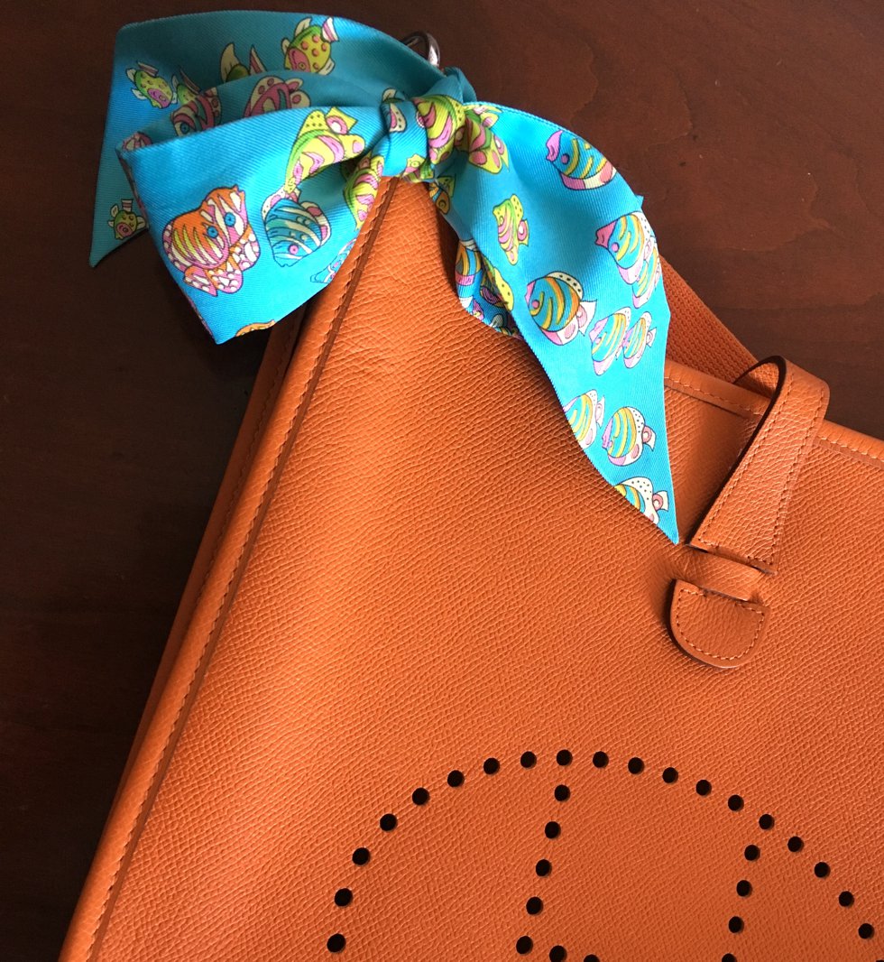 Twilly Trend, Twilly Optionen, Twilly binden, Twilly an der Tasche, Wie trägt man ein Twilly, Fashion-Blog, Lieblingsstil.com,