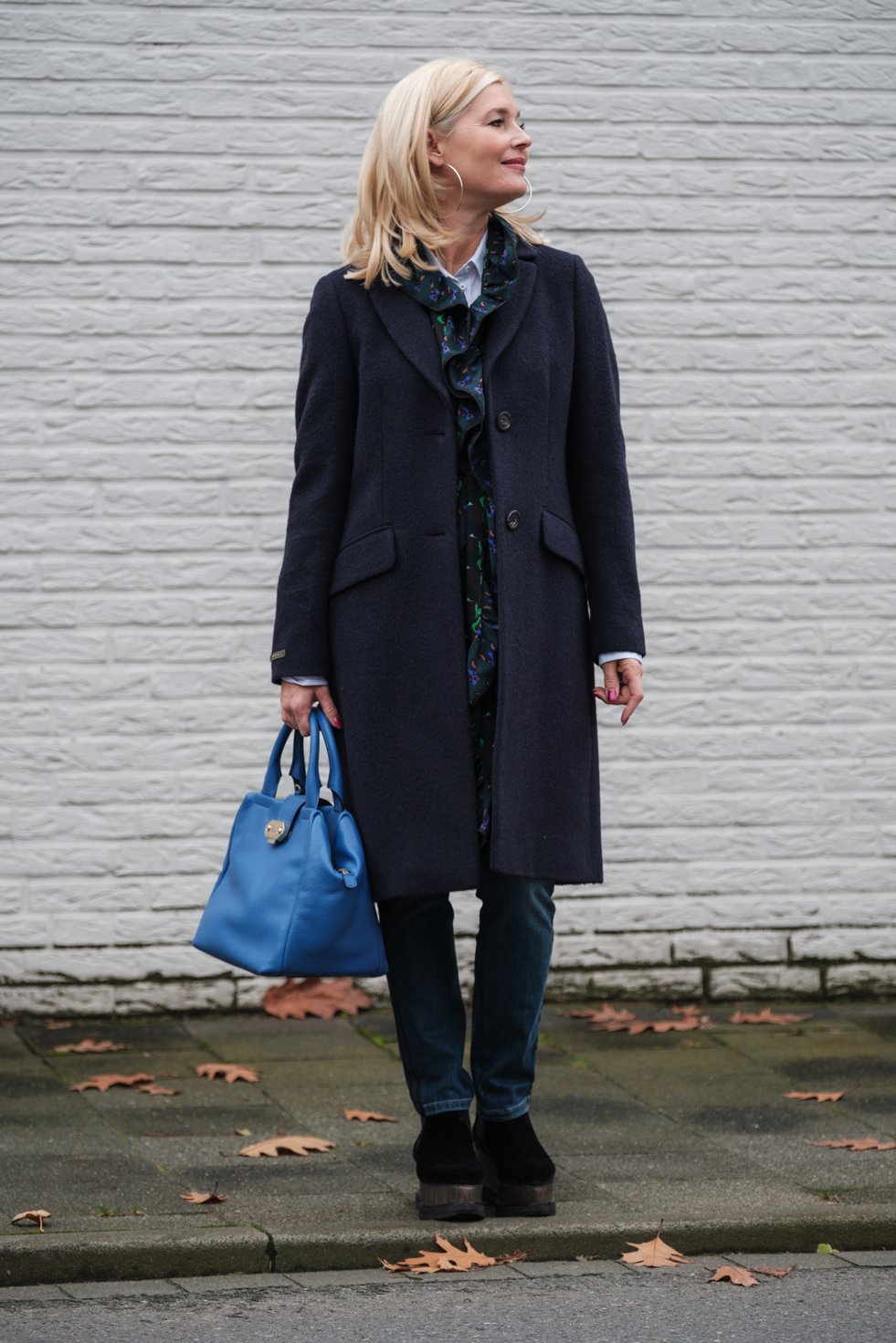 Hetkamp Mode Raesefeld, Peserica Mantel blau, Odeeh Tuchschal, , Armani Tasche blau, Petra Dieners, Fashion-Blog, Lieblingsstil.com,