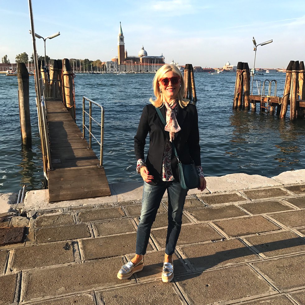 Petra Dieners, Schluppenbluse See by Chloé, Blazer the row, Dsquared Jeans, Fashion-Blog, Lieblingsstil.com,
