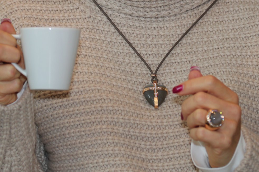 Herzkreuz an Lederband,Brauksiepe Goldschmiedemanufaktur Essen, exklusive Goldschmiede Essen, Petra Dieners, Fashion-Blog, Lieblingsstil.com,