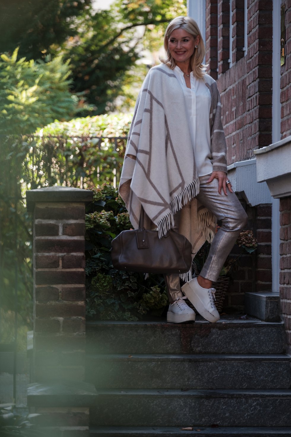 Petra Dieners, Laurèl Cape beige, Wintertöne taupe silber, Fashion-Blog, Lieblingsstil.com,